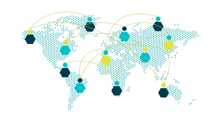 Ilustração com ícones que representam pessoas em cores variadas, distribuídas sobre um mapa-múndi re-desenhado por triângulos azuis interligados por linhas verde claro, que ilustram uma rede de contatos, ou networking, globalizada.